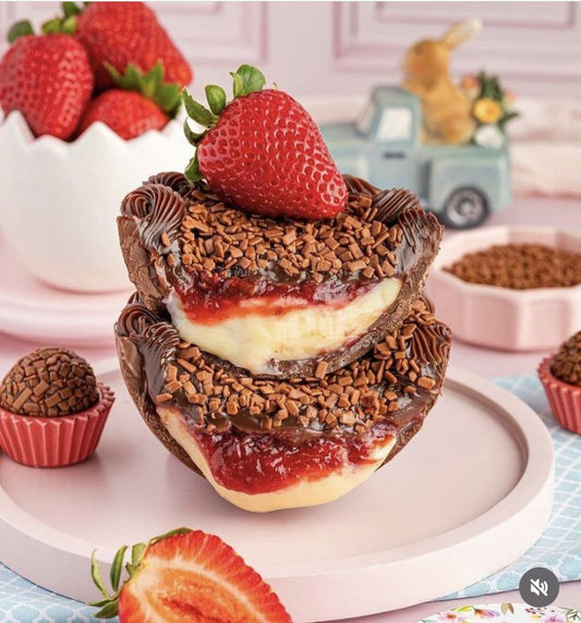 Oeufs de Pâques Fourrés au Chocolat et aux Fraises