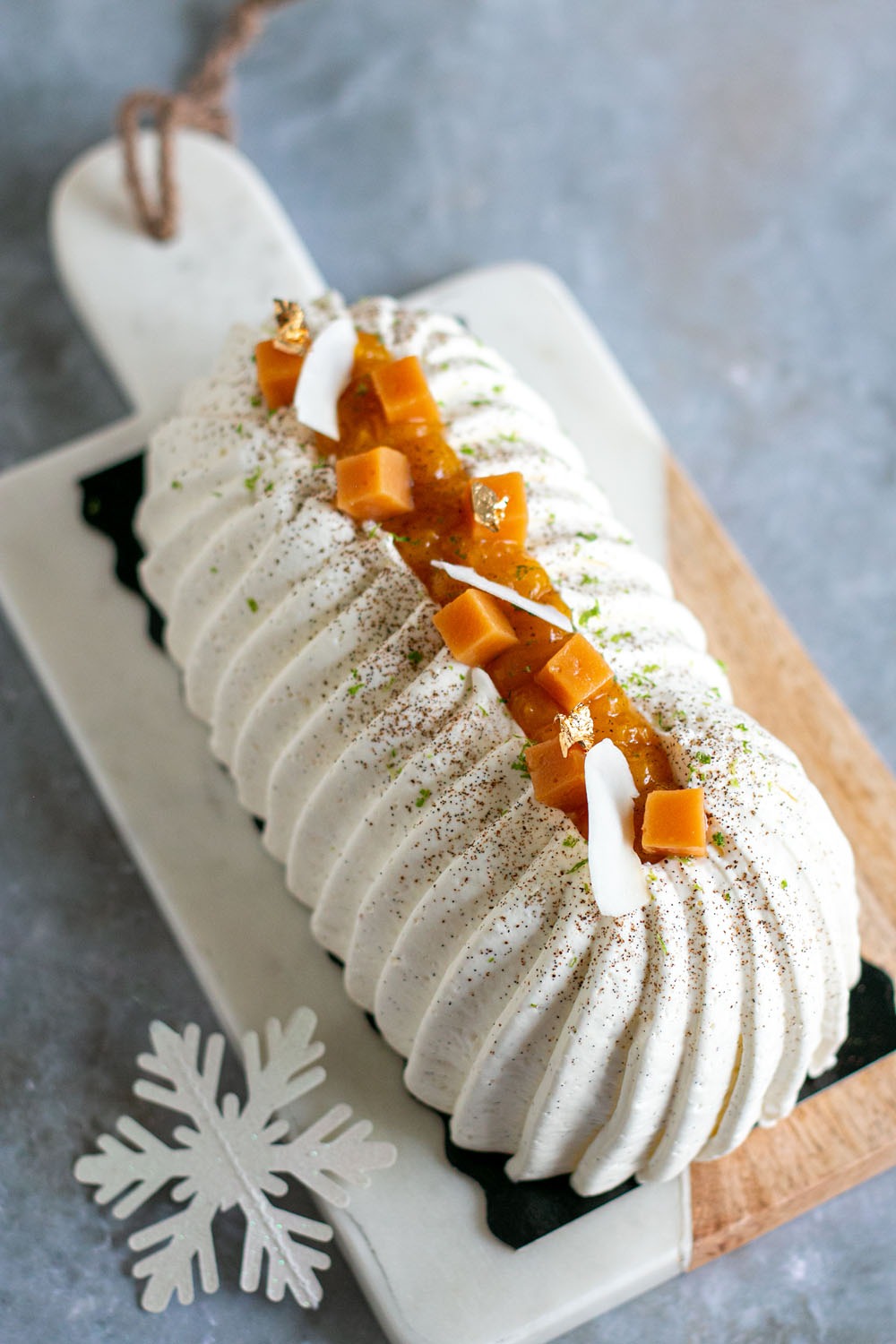 Bûche mangue, passion, vanille et noix de coco